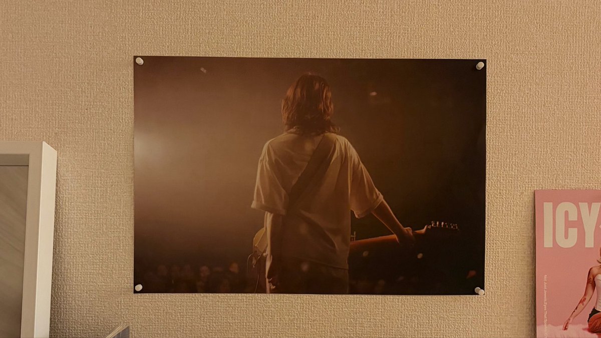L_bdy09's tweet photo. 机の前に羽有音ちゃんの写真飾った。
私もこんなかっこいい背中になりたい。
私も夢叶える。 https://t.co/nm8Rn8oEWO