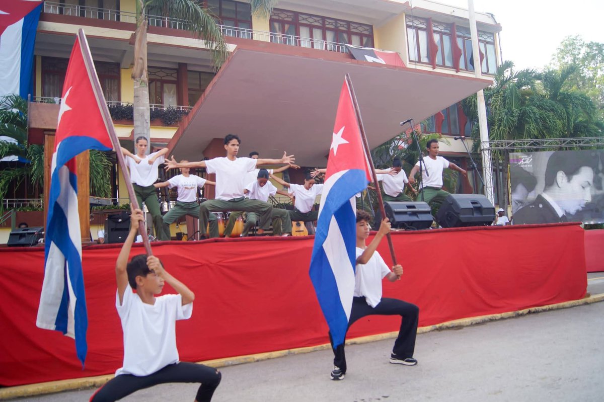 MichelCarlosSa2's tweet photo. En matutino especial realizado en nuestra #Bayano  se hizo patente el respaldo de los Bayameses a nuestro General de Ejército Raúl Castro en su 95 cumpleaños.

Seguimos juntos a usted con el Pie en el estribo.

#LaPatriaSeDefiende
#RaúlEsRaúl https://t.co/03r8AVVmLM