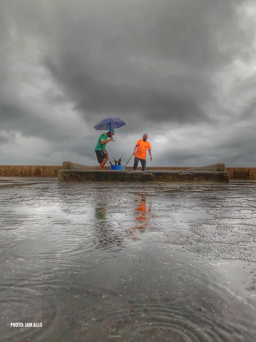 jamallo's tweet photo. A symphony of grey skies, falling rain, and relentless hard work. https://t.co/c8gcLqButH