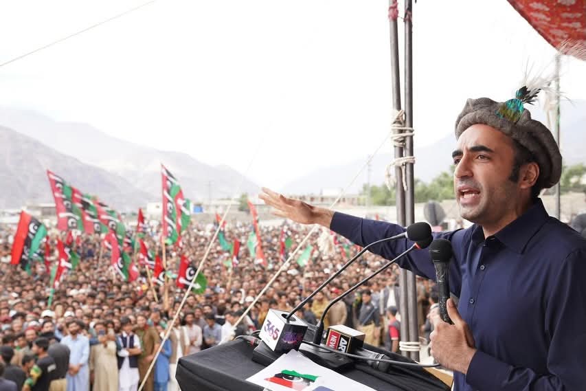 engrsikandarha1's tweet photo. Chairman @PPP_Org  @BBhuttoZardari  is addressing an election rally in Chilas Tehsil of Diamer District, Gilgit-Baltistan.

 #DiamerMainTeerChaleyGa https://t.co/q8q5BjUgGh
