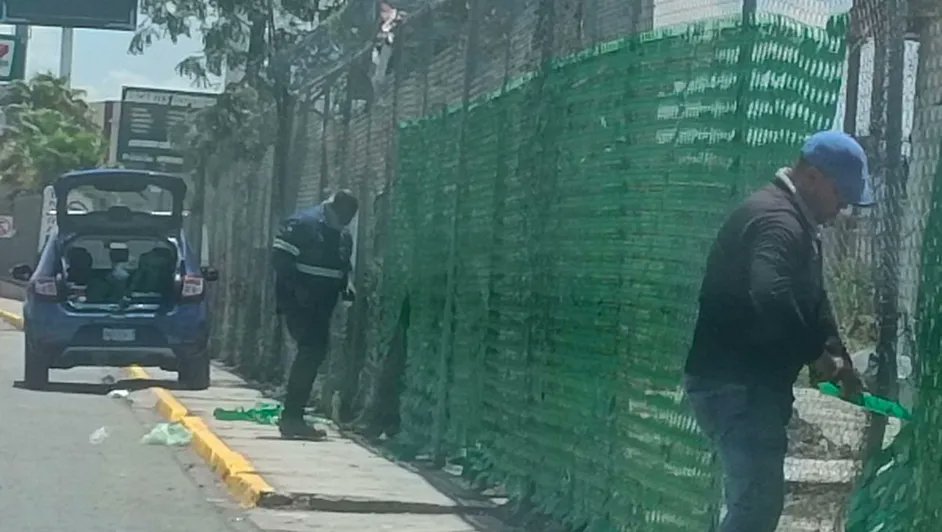 cesarmty's tweet photo. 🔴⚡️Ojos que no ven... lo que el Gobierno de Nuevo León está haciendo previo al Mundial @FIFAWorldCup  🏆⚽️ es un maquillaje urbano para ocultar a los visitantes las zonas marginadas de Monterrey y Guadalupe.
💥No es urbanismo... es una escenografía. 
📸El Norte/Milenio https://t.co/T6Is0s7Bfu