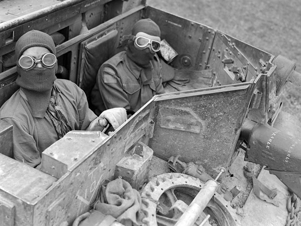 ReassessHistory's tweet photo. Wasps were tiny, low profile punchy flamethrower AFVs made from retrofitted Universal Carriers boasting effectively the same range as a Churchill Crocodile (120-140 yds) but carrying much smaller fuel tanks filled with Isobutyl Methacrylate or Napalm gel. /1 
#WW2 #SWW #History https://t.co/SZJOJNrht8