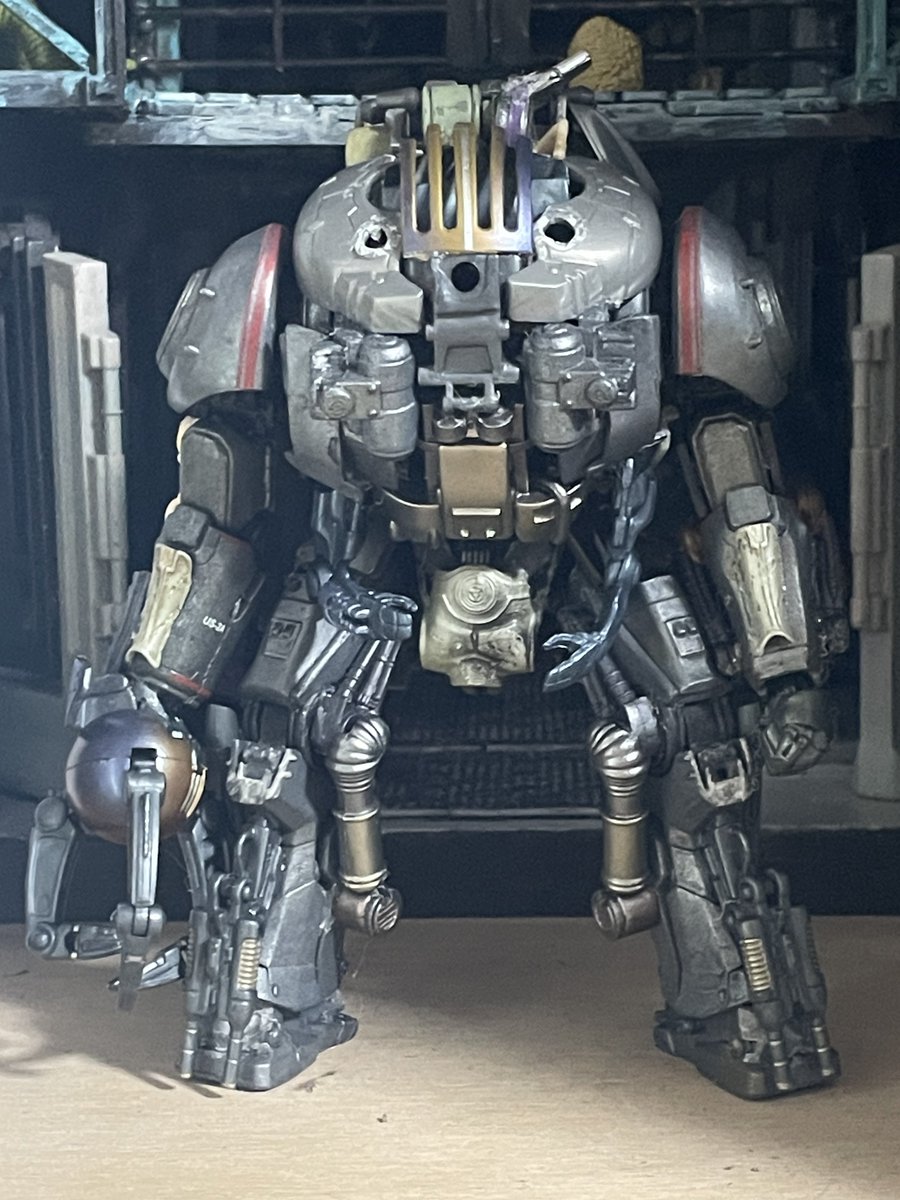 reckless_nomad's tweet photo. 個展の製作しなきゃ〜！！！

と言いながら、巨大ドロイドを作ってしまう。
逃避行動。今じゃないって時に掃除が捗るのと同じ。 https://t.co/ZCiky0krmI
