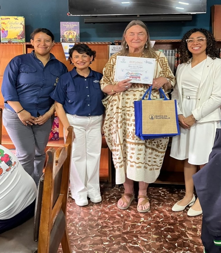 EmbaMexGua's tweet photo. La Biblioteca del @Banguat realizó el foro “Pasaporte Cultural: Destino México”, con alumnos de la Escuela Rural Pública Luis Mena de La Antigua Guatemala, donde la Cónsul Honoraria de 🇲🇽, Mary Louise Ridinger, destacó las afinidades culturales entre 🇲🇽 y 🇬🇹 #DiplomaciapúblicaMX https://t.co/ESzg3oYY21