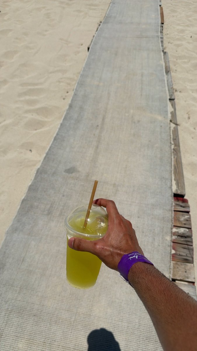 xbsfa's tweet photo. Summer has started 🍍 https://t.co/WVtIOgwkO1