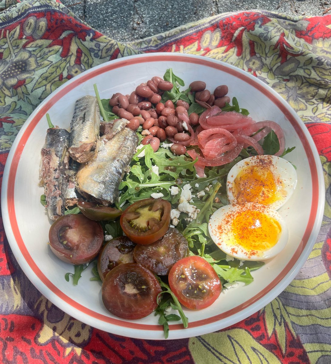 gretaproblems's tweet photo. My life is so beautiful and filled with love. Salad on the roof https://t.co/97gpzmtKih