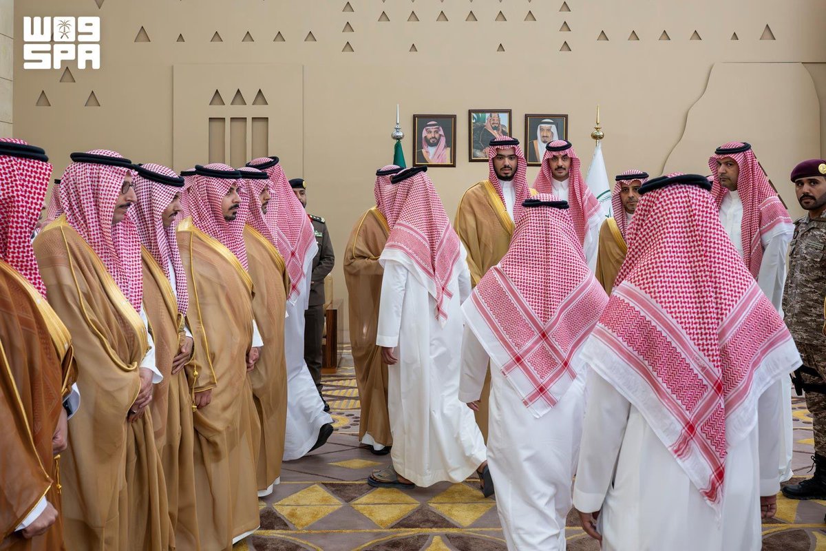 rkn1199's tweet photo. محافظ الدرعية الامير راكان بن سلمان يستقبل وكيل المحافظة وموظفيها المهنئين بعيد الأضحى ويبادلهم التهاني. https://t.co/qxAqAm5h0f