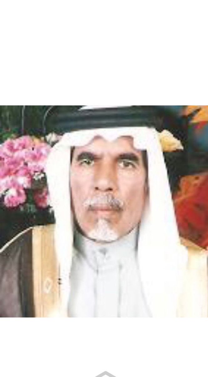 mhdrwilly's tweet photo. #منارة_الراحلين

منارة (هزاع بن مناحي الحمادي الرويلي) غفر الله له.

هزاع مناحي الحمادي. مواليد صحراء الجوف. عام ١٣٥٥هـ. عاش حياة البادية، وشظف العيش، ثم التحق بالقوات المسلحة في عام ١٣٨٢هـ.

بدأ. رحلة التاحقه في التعليم فحصل على "الثانوية العامة"، ودبلوم "اللغة الانجليزية" من مدرسة "الدفاع الجوي" في الطائف، وبعد إحالته على التقاعد من العمل العسكري؛ عمل محاسبًا في "شركة كهرباء" في الجوف وحتى تقاعده منها.

كان في حياته، شغوفاً، ومحبًا للأدب العربي والشّعر، حريصًا على ارتياد "مجالس العلم" والعلماء والشعراء. يحرص على ارتياد "المنتديات الأدبية"؛ فيغشاها، ويجالس المهتمين بالأدب والشعر.
عكف آخر أيامه - غفر الله له،
على جمع ما لديه وجمعه، من مخزون الأدبي، وأصدرها في مؤلفات، منها، ديوان (الكنز المختار)، صدر عام 1427هـ، كتاب تناول فيه آداب المنطقة الجوف وحرص أن يجنع فيه مختلف شرائحها الاجتماعية. ثم أصدر كتابه الثاني (جوهرة الاحساس)، في عام 1430هـ.
وله الكثير من الأعمال، لم يتم عرضها بعد على وزارة الاعلام لفسحها. 

كان هزاع كريماً طيب النفس، محباً للخير، لم يهمل العمل الاجتماعي والخيري، ساهم بتأسيس "جمعية البر الخيرية" بصوير، وعمل عضوا لمجلس الإدارة، إضافة لاسهامات كثيرة في لجان إصلاح ذات البين.