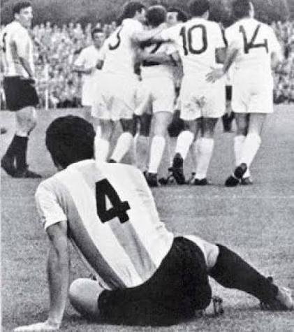 NumeralRiver's tweet photo. @RamonCivede No era del mundial de Suecia entonces.
Argentina usó la camiseta amarilla del Malmo contra Alemania y después la albiceleste contra Irlanda del Norte y Checoslovaquia. https://t.co/KMA69kjCjX