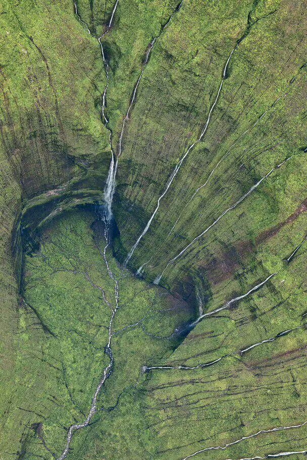 nature_c2ngn's tweet photo. The Weeping Wall of Mount Waiʻaleʻale😮 https://t.co/OmIay5Y9EE