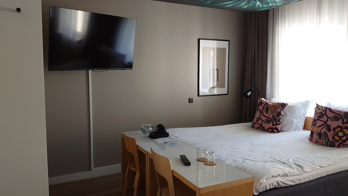 sim_lein's tweet photo. Habt ihr Lust auf Bilder aus 🇫🇮? Ich bin die nächsten 8 Tage in #Helsinki😍Ich hatte heute noch nicht viel Zeit...
1. Spektakulärer Anflug 2. Mein Zimmer, Hotel Helka 3. Ich habe das Wasser gefunden 4. Salmon Soup, jeder Reiseführer empfiehlt die. Zu Recht, aber the seagulls🐦😂 https://t.co/wsOQTV8G1O