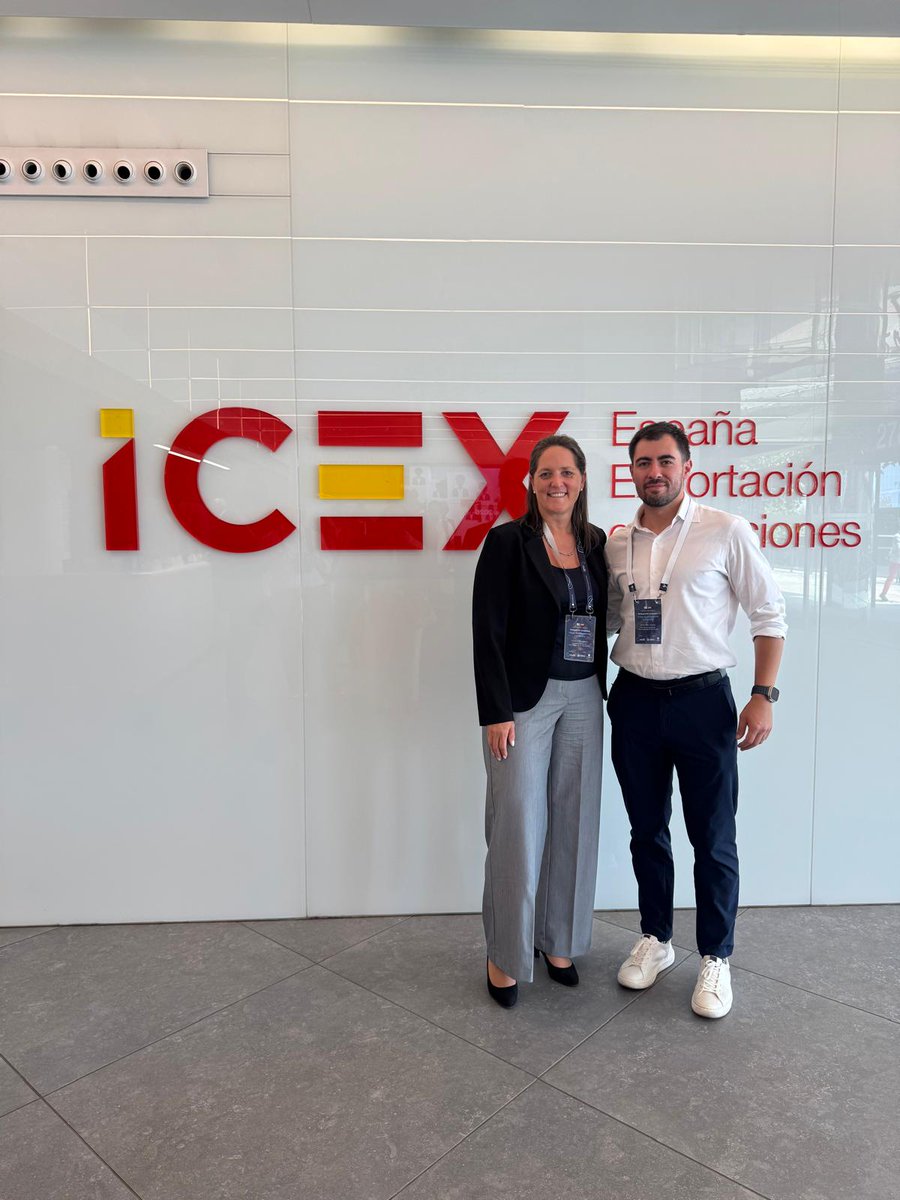 CutiUy's tweet photo. 📍South Summit: Asistimos al evento de apertura para vincularnos con inversores  y emprendedores.

📍 Encuentro @ICEX_  - Invest in Spain: Intercambiamos sobre el mercado español, beneficios para empresas TI y herramientas de apoyo para la radicación de empresas extranjeras https://t.co/TVR40K3QGM