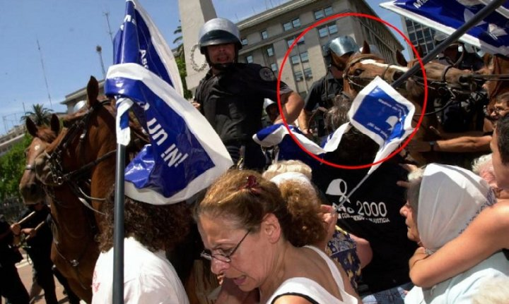 PabloMarcosok's tweet photo. @Dianna143327 En Argentina golpeando a las madres de plaza de mayo https://t.co/HHlWauzBZA