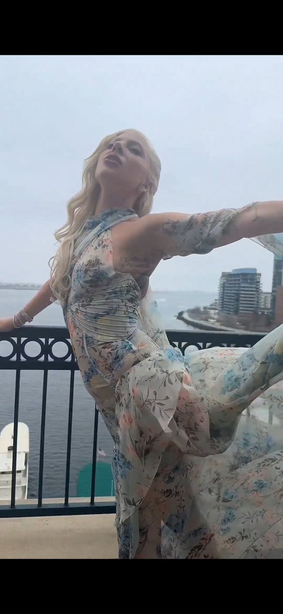 Fernand73672203's tweet photo. @igrolinho Olha pro vestido parece um braço e uma mão segurando o vestido da lady gaga , gente tô louco? https://t.co/ex3PipA4um