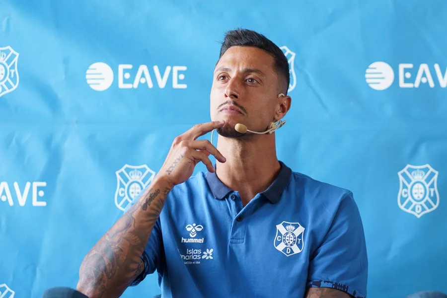 solofichajes123's tweet photo. El futbolista del @CDTOficial Maikel Mesa es condenado a 8 meses de prisión y 1.200 euros de multa por atentado y delito de lesiones

▪️Publica @eldia que el pasado domingo, junto a dos amigos, comenzó a burlarse de un hombre -que resultó ser un juez en activo- mientras paseaba. Lo llamó "calvo" y al recriminarle su actitud, lo arrinconaron para golpearle. También le quitaron el móvil y se lo tiraron en otro lugar