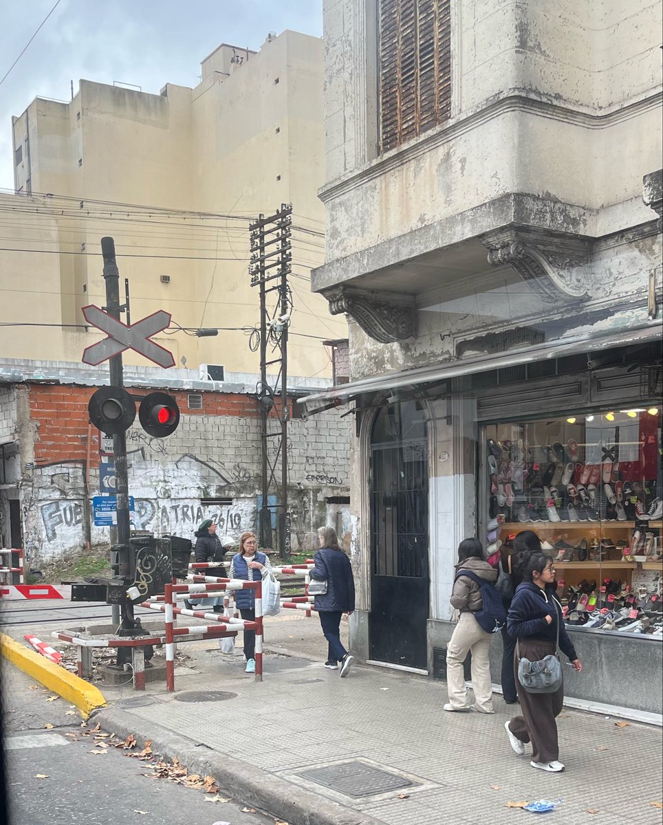 cambevacqua's tweet photo. sabes que vas a perder 20min en un colectivo parado cuando ves a lo lejos como te acercas a este reverendo hijo de puta https://t.co/bULRMJbDon