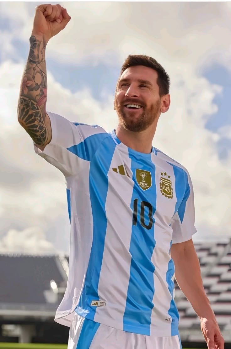 brfutboll's tweet photo. 🚨CRAZY STAT: Lionel Messi has NEVER been eliminated in the group stage of any tournament throughout his entire career. 🐐 https://t.co/XM6i6zwDLQ