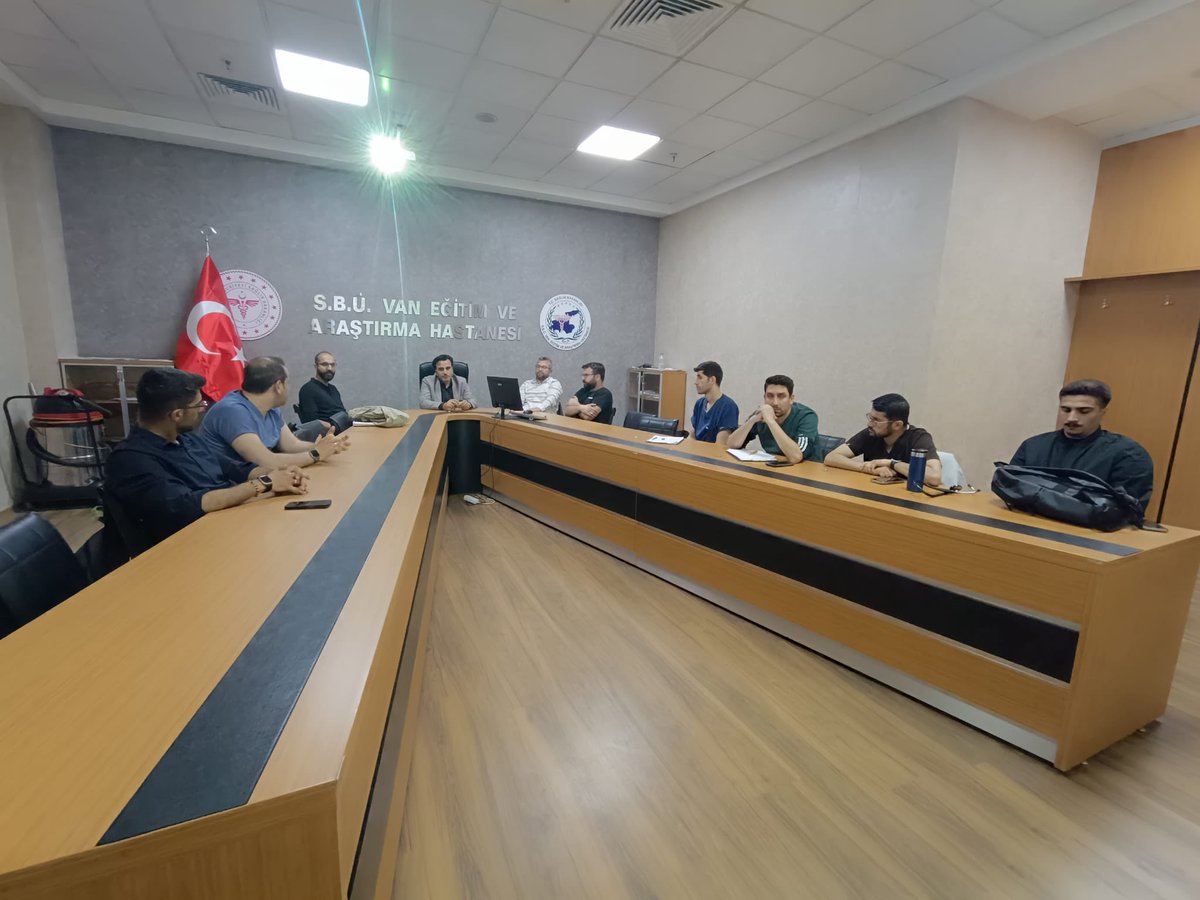 remzi_sarikaya's tweet photo. Bugün Kardiyoloji Kliniğimizin eğitim toplantısında, asistan hekimimiz Dr. Mazlum Toprak’ın sunumuyla kardiyomiyopatileri ele aldık.

Kardiyoloji, sürekli gelişen ve yenilenen bir bilim dalı. Bu nedenle kaliteli sağlık hizmetinin temelinde güçlü bir eğitim kültürü yatıyor. Düzenli akademik toplantılar ve bilimsel paylaşımlar, hem hekimlerimizin bilgi birikimini güncel tutuyor hem de hastalarımıza sunduğumuz hizmetin niteliğini artırıyor.

Sunumu için Dr. Mazlum Toprak’a ve katkı sunan tüm ekip arkadaşlarımıza teşekkür ediyorum.