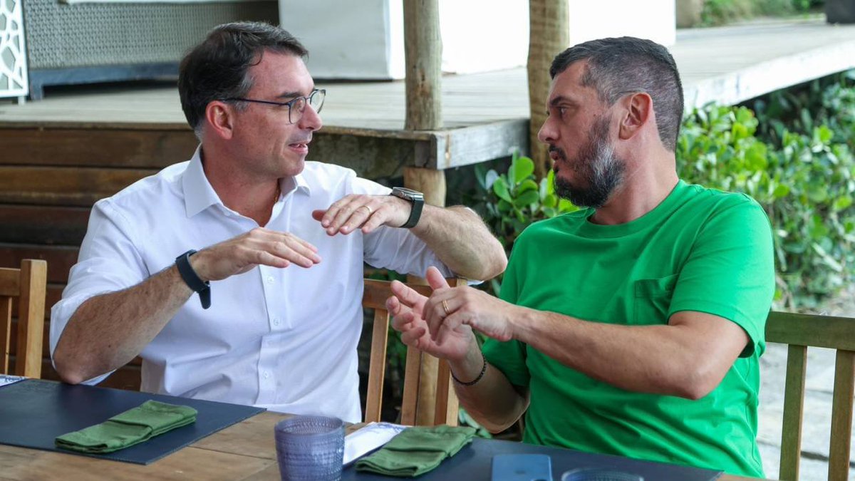 AnarcoFino's tweet photo. Peço desculpa aos meus seguidores, mas me vejo obrigado a admitir que sou eu nessa foto negociando com um político preso por envolvimento com o Comando Vermelho! https://t.co/xEmftjj5Hr