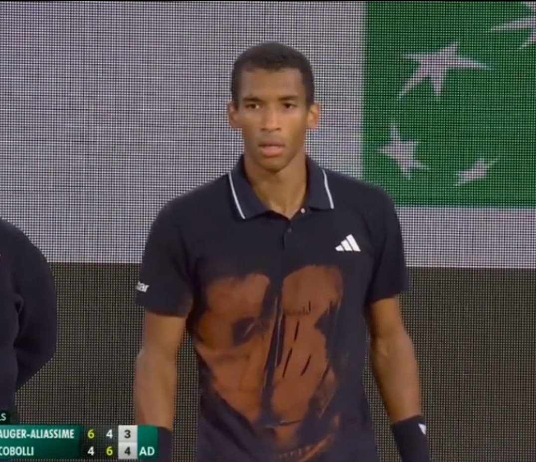 TheTennisLetter's tweet photo. Pay attention to Felix Auger-Aliassime's shirt.

If you're left-brained you see two lovers staring at each other on opposite sides of a wall

If you're right-brained you see Maja Chwalińska lifting the Roland Garros trophy https://t.co/NqVYsdmten
