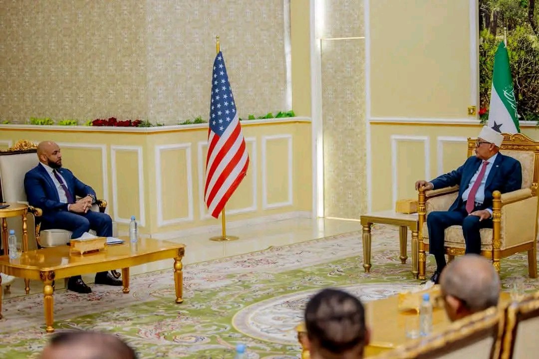 qoolbulale's tweet photo. The President of Somaliland irro, today received at the Presidential Palace a delegation led by the Acting Deputy Ambassador of the US, Justin Davis, who is on an official visit to SL.The meeting focused on strengthening the longstanding relations and cooperation btw US and SL https://t.co/8pUWJOXhLm
