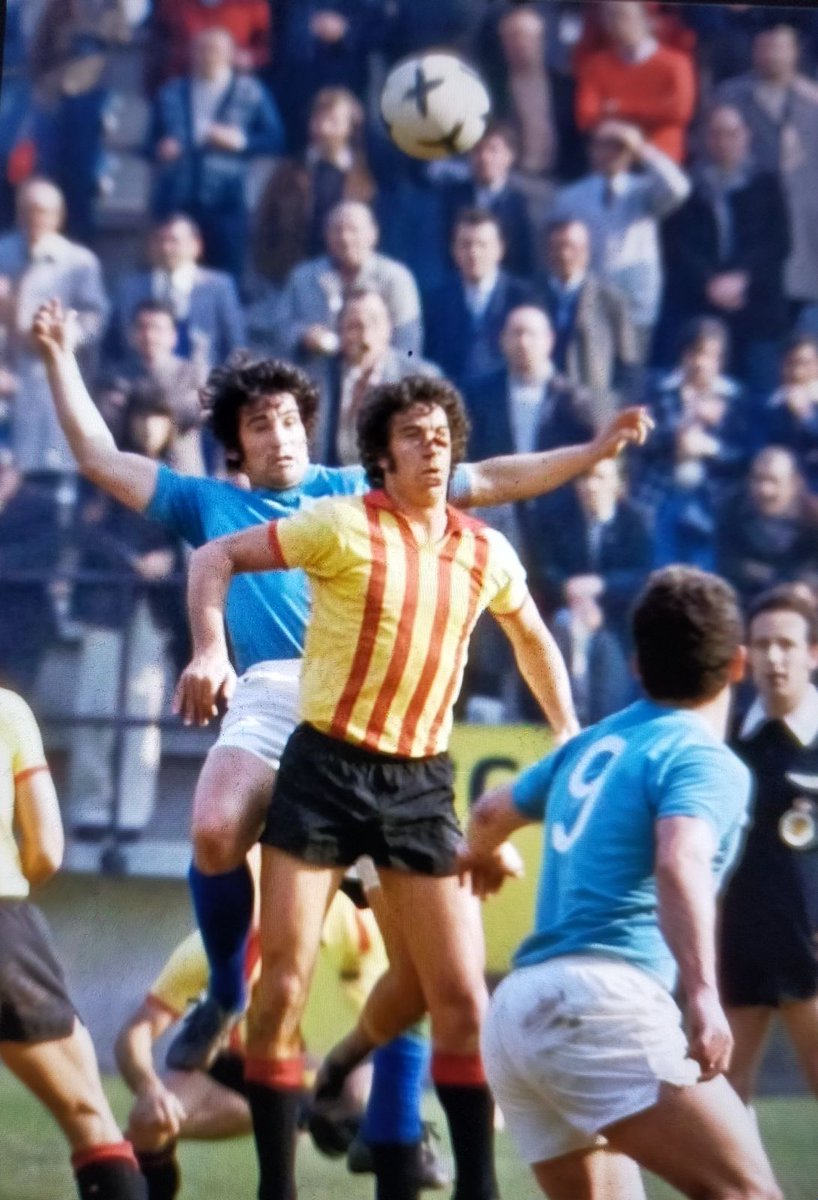 ValentinFerna62's tweet photo. 2/02/1975. Encuentro:  San Andrés 0 Real Oviedo 0. Tensi, disputa un balón por alto con un delantero Catalán. Marianin observá la jugada https://t.co/vHD9ktqDJ4