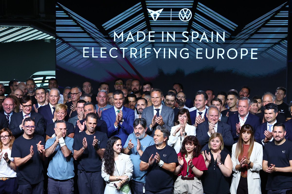 sanchezcastejon's tweet photo. Pasamos del Made IN Spain al Made BY Spain. Los nuevos vehículos urbanos eléctricos de SEAT y Volkswagen contribuirán a democratizar la movilidad eléctrica en Europa.

En este camino, el Gobierno siempre ha acompañado al sector. La industria de la automoción es clave para España. https://t.co/ZxC8VGLm57