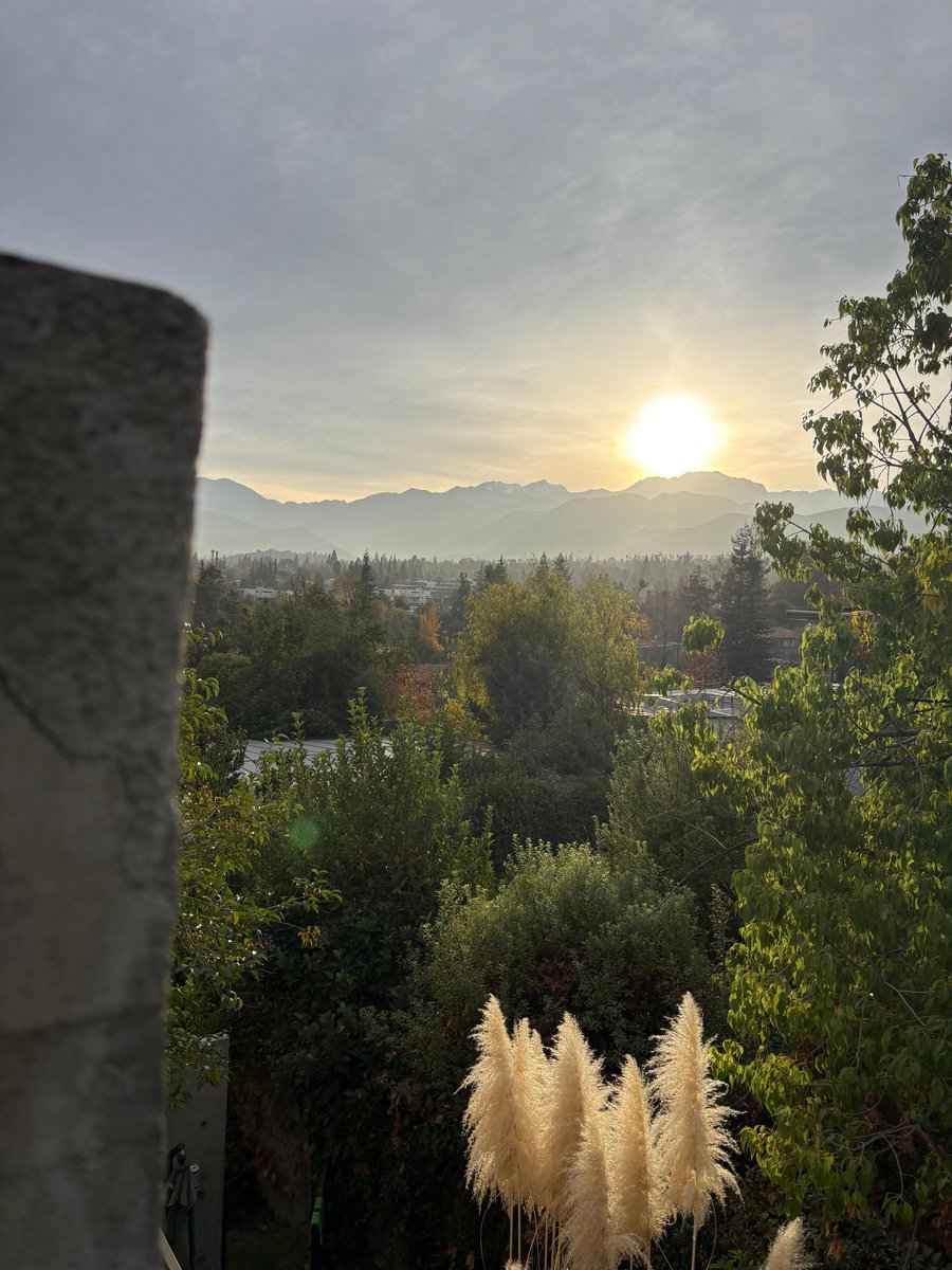 PataV69's tweet photo. Casa en Venta en Los Domínicos #LasCondes 5 Dormitorios y 5 baño.
Vista panorámica.
UF 33.000
Información por dm.
Cyber Day Bianchi Feito
Kunstmann Eyzaguirre 
Confech Falabella Secreto Bancario #SinFiltros Santander #Chile #PropiedadesEnVenta #Santiago 
Alameda Operación Tokio https://t.co/CISf1oDlba