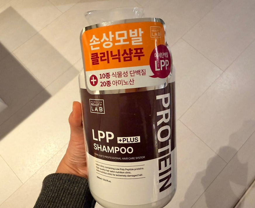 jyymassdol01002's tweet photo. 잦은 펌으로 개털 된 머리, 샴푸 단계부터 단백질로 바꿔야 한다고 해서 샀는데 대만족. 씻어낼 때 손끝에 걸리는 거 하나 없이 스르륵 떨어짐. 이번 올영 6월 세일 특가 떴으니 당장 달려갑니다.

https://t.co/JFAB3XhKcV

#올영세일 #박준뷰티랩 #단백질샴푸 #올영샴푸 #올리브영세일 https://t.co/hK9FtrWJH9