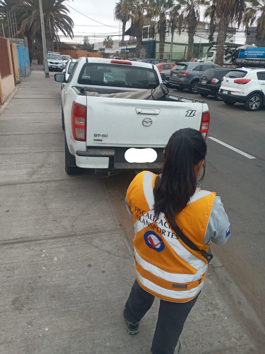 MTTArica's tweet photo. 🚗📢 ¡Las denuncias ciudadanas sí sirven! Nuestros inspectores fiscalizaron vehículos mal estacionados tras reportes realizados por la comunidad 🚧

👉 Denuncia en TransportEscucha:
https://t.co/d9meh0JVp3
O en la OIRS de nuestra SeremiTT.

#SeremiTTArica #FiscalizarEsSeguridad https://t.co/vXfi2TEDZ8