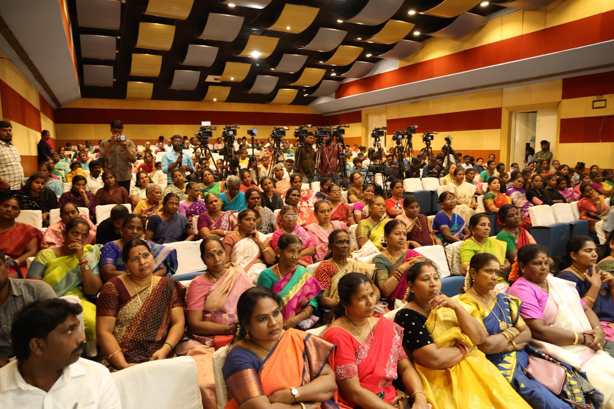 KanimozhiDMK's tweet photo. இன்று சென்னையில் கழக மகளிரணி சார்பில் நடைபெற்ற, முத்தமிழறிஞர் தலைவர் கலைஞர் அவர்களின் பிறந்தநாள் மற்றும் கழகத்திற்காக தேர்தல் களத்தில் உழைத்த வெல்லும் தமிழ்ப் பெண்களுக்கு நன்றி பாராட்டும் விழாவில் கலந்துகொண்டேன்.

மகளிரணி தலைவர் திருமிகு. விஜயா தாயன்பன், செயலாளர் திருமிகு. @HelenDa07123213, முன்னாள் சட்டமன்ற உறுப்பினர்கள் திரு. @mylaivelu71, திரு. @Dr_Ezhilan, திருமிகு. @TamilarasiMLA உள்ளிட்டோர் உடன் பங்கேற்றனர்.