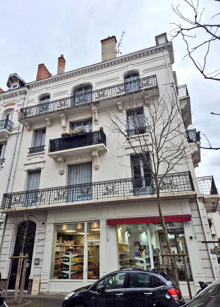 MedhiAsten's tweet photo. Quelques points de vigilances à avoir lors d'une visite (en vrac comme d'hab') :

- Les logements au-dessus d'un bar/resto bruyant.

- Les procédures en cours dans la copro. Par exemple une malfaçon dans la construction en procédure contre le promoteur depuis 2011.

- Humidité, évidemment (et PARTOUT) - Un testeur coûte 20€ chez Leroy Merlin.

- Isolation phonique de pauvre qualité entre l'appart et chez les voisins, sauf si le prix tient compte de l'effort nécessaire pour l'améliorer - vigilance sur les immeubles des années 60-70.

- Les sanibroyeurs (NON, sauf si pas le choix).

- Visiter les caves/sous sol même si vous n'avez pas de parking/cave.

- Les copros surendettées (à fuir).

- Être attentif à la qualité des joints sur les huisseries (ont-ils coulé ?) et à la présence de tâches oranges dans le verre.

- Demander les dernières factures d'énergie et être attentif au prix/kWh.

- L'état des parties communes.

- Si le chauffage est collectif, l'âge du système de chauffage (souvent au gaz). Un changement peut coûter très cher.

- Si le chauffage est individuel, demander les preuves d'entretien (chaudière, PAC).

- S'il y a un lino ou une moquette, vérifier ce qu'il y a dessous.

- Le ratio locataire/propriétaire.

- Toiture, charpente, fondations, assainissement (évidemment).

- Qui sont les voisins ? Discuter 5 minutes avec eux pour voir s'ils sont normaux - les boomers sont souvent les meilleurs en dehors des AG de copro.

- Prix/m² du quartier vs prix/m² du bien - s'il y a une trop grosse différence sur un bien qui n'est pas off market, c'est louche.

- Vérifier la qualité de la connexion Internet et la couverture réseau dans la zone.

- Le bruit et le stationnement (le matin et le soir).

L'espace commentaire est vôtre pour ajouter vos points de vigilances.
