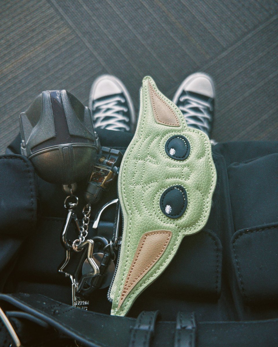 stephispunk's tweet photo. i was walking into the doctor’s office and this girl appeared out of nowhere and suddenly screamed “EXCUSE ME, MA’AM!! EXCUSE ME!!” and she lowk scared me bc it was so sudden but she just wanted to let me know that she liked the “baby yoda” on my purse 🥺 https://t.co/a6ifCMRoUK