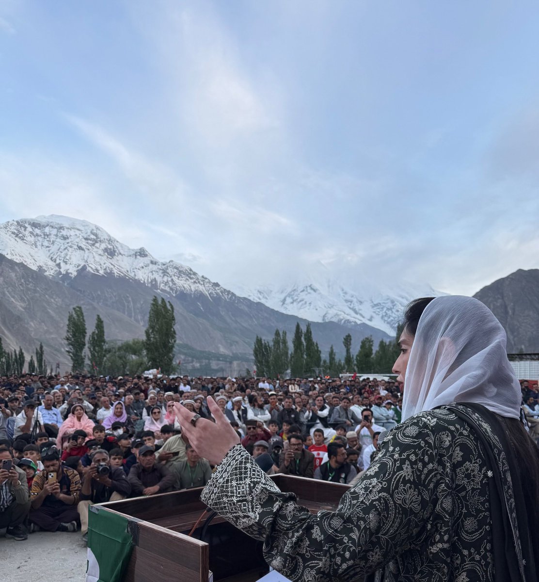 Amarlal07's tweet photo. Incredible crowds at today’s PPP Jalsas in Hunza & Diamer! ✌️
First Lady & Bibi @AseefaBZ & Chairman @BBhuttoZardari are leading the most extensive campaign in GB elections reaching every voter across the region.❤️🖤💚🏹
#HunzaMainTeerChaleyGa #DiamerMainTeerChaleyGa 
@BakhtawarBZ @FaryalTalpurPk