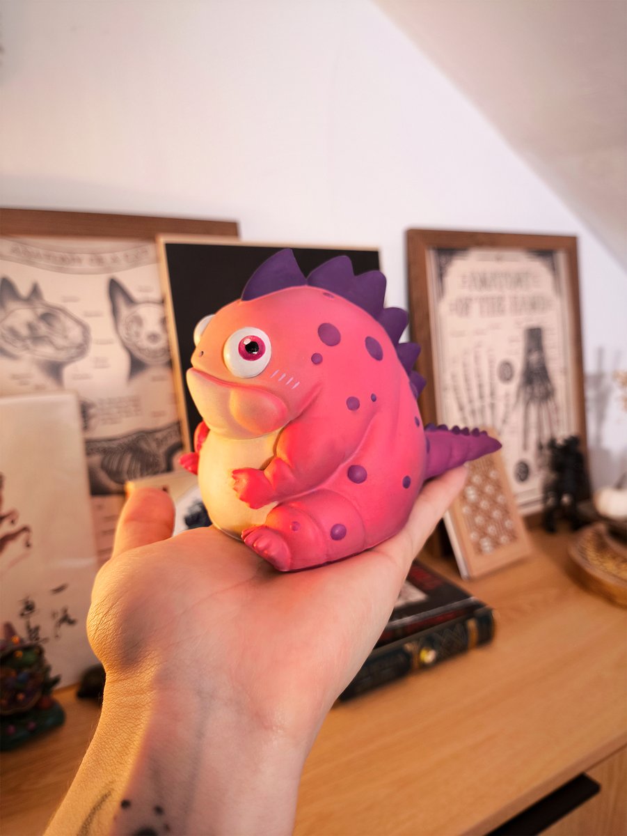 RouzXIII's tweet photo. Os presento a un pequeño ser que he bautizado como:
✨🌈 Wani 🌈✨

Solo quería tener un pequeño amigo chonki y cute con 1 unidad de neurona para decorar mi lugar de trabajo :D

LO AMO CON TODAS MIS FUERZAS 😭💕

🗿 Modelo 3D de La Calavera 3DPrint
🎨🖌️ Pintado y mimado por mí :D https://t.co/xH47os7U30