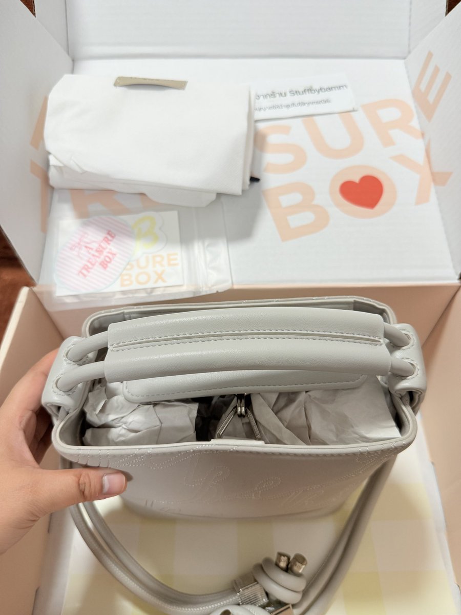 stuffbybamm's tweet photo. 🌺atb stone kiss mini all day (used like new) ใบนี้ใหม่กริบ ข้างในมีรอยเลอะลิปนิดเดียวค่ะ 
อปก. ครบ กล่อง การ์ด ถุงผ้า 

Price : 2290฿

สนใจ add line >> https://t.co/VAmMDDy8tf

#ส่งต่อatreasurebox #atreasurebox #atreasureboxส่งต่อ #ส่งต่อatb #ตามหาatreasurebox https://t.co/cQAu9mwNNk