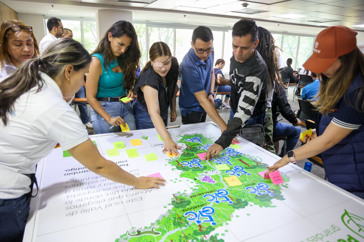 ansvcol's tweet photo. 🚲💛 En el marco del #DíaMundialDeLaBicicleta, participamos en el Conversatorio "Movilidad en Bici: Segura, Sostenible e Inclusiva" en Medellín, un espacio desarrollado con el apoyo del Área Metropolitana del Valle de Aburrá para fortalecer el diálogo alrededor de la movilidad segura y la protección de quienes se desplazan en bicicleta.

Junto a colectivos ciclistas, organizaciones y actores comprometidos con la seguridad vial, conversamos sobre las acciones que contribuyen a la visibilización de las y los ciclistas, la promoción de una convivencia respetuosa en las vías y la importancia de adoptar buenas prácticas por parte de todos los actores viales. 🧡

Porque construir una movilidad más segura es una tarea compartida que nos permite proteger la vida en cada trayecto. 🚴‍♀️🚴‍♂️

#HazteBicible #ProtegemosLaVida #SeguridadVial #DíaMundialDeLaBicicleta