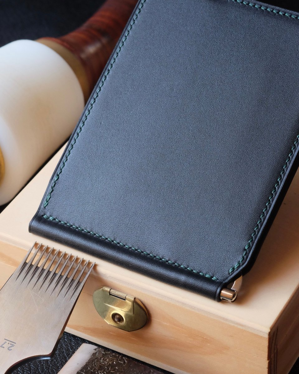 AtelierDecoster's tweet photo. Portefeuille 40 avec fenêtre transparante en veau Baranil noir, intérieur chèvre sapin, fil deep green et initiales en or #atelierdecoster #decoster #artisan #handmade #handstiched #handmadeinbelgium #madeinbelgium https://t.co/8Akv4ad8gP