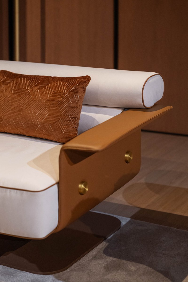 MezzoCollection's tweet photo. The armrests are seamlessly integrated into the chair’s structure, and its square-shaped seat offers generous proportions.

𝑵𝑬𝑳𝑺𝑶𝑵 𝑨𝑹𝑴𝑪𝑯𝑨𝑰𝑹 ✨

@isaloniofficial
@privatelabel_luxurystatements

#mezzocollection #mezzo #mezzogeneration
#midcenturymodern https://t.co/IuU06ibNS3