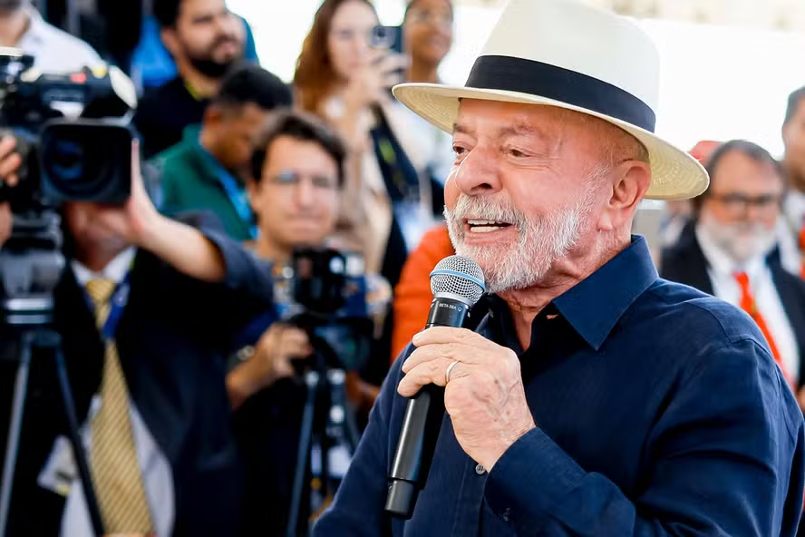 cnt_pr's tweet photo. Lula desabafa: "EU QUERO QUE TODO MUNDO NESSE PAÍS TENHA O PRAZER DE GOZAR, EU QUERO TODO MUNDO GOZANDO, EU QUERO VER O POVO GOZANDO DE MANHÃ ANTES DE TRABALHAR, DE TARDE, DE NOITE QUANDO CHEGAR DO TRABALHO, GOZAR QUANDO CHEGAR DA FACULDADE, É ISSO QUE EU QUERO" https://t.co/csAVuxqGT4