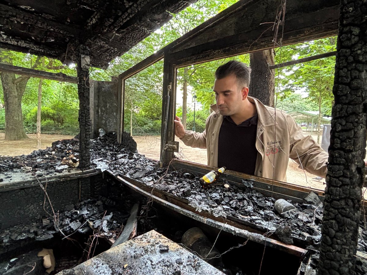 LeParisien_75's tweet photo. « La saison est foutue » : après l’incendie de son kiosque en marge du sacre du PSG, Alexis se sent « abandonné »
➡️ https://t.co/BlgtanLAN5 https://t.co/BnSWoeMfCe