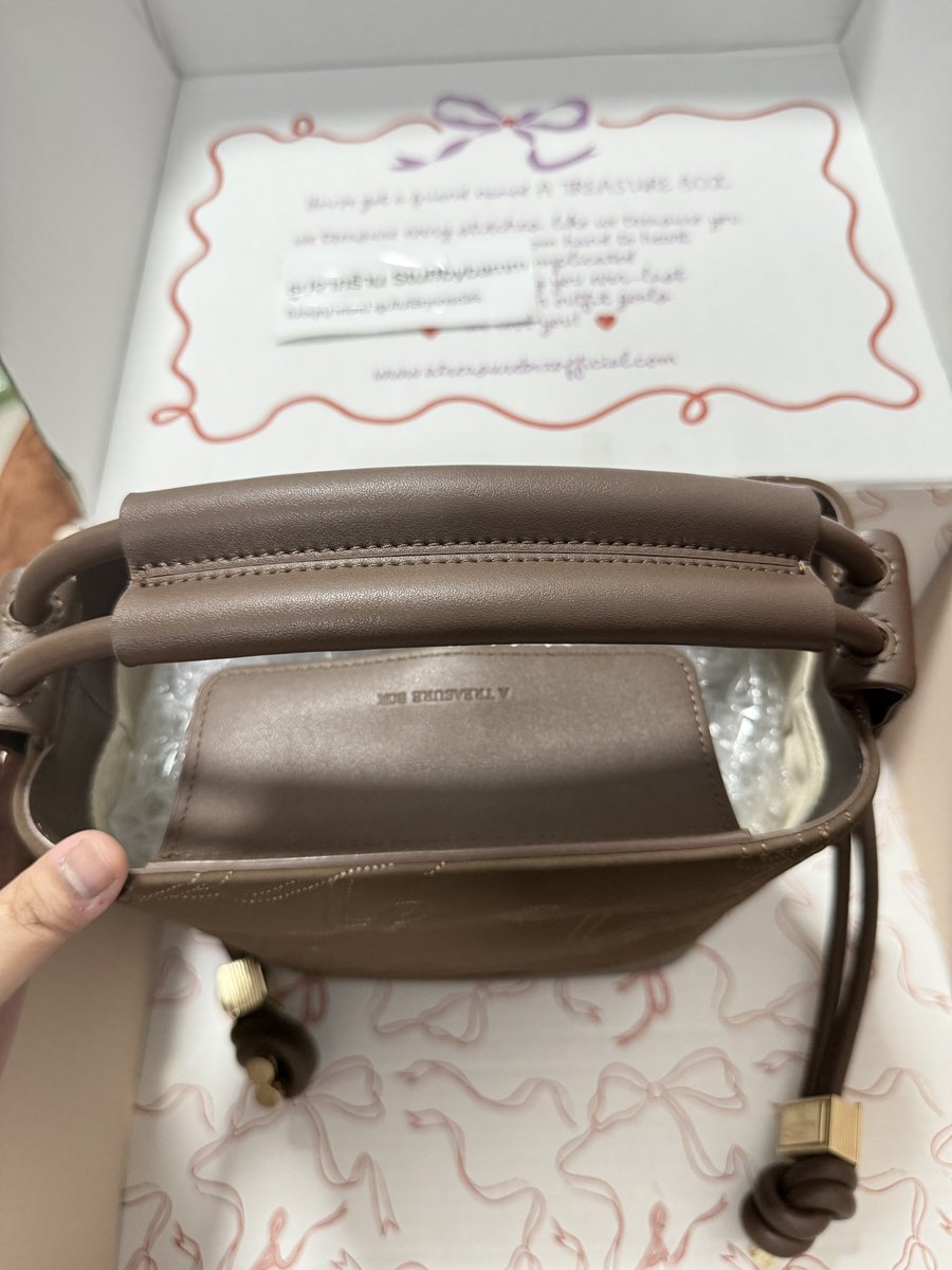 stuffbybamm's tweet photo. 🌺atb mocha mousse all day (RG) used like new ใบนี้หนังสวยทั้งใบ ขอบมุมดี อะไหล่มีขนแมวนิดหน่อยค่ะ
อปก. ครบ กล่อง การ์ด ถุงผ้า

Price : 2190฿

สนใจ add line >> https://t.co/VAmMDDy8tf

#ส่งต่อatreasurebox #atreasurebox #atreasureboxส่งต่อ #ส่งต่อatb #ตามหาatreasurebox https://t.co/lTmanVfR2Y