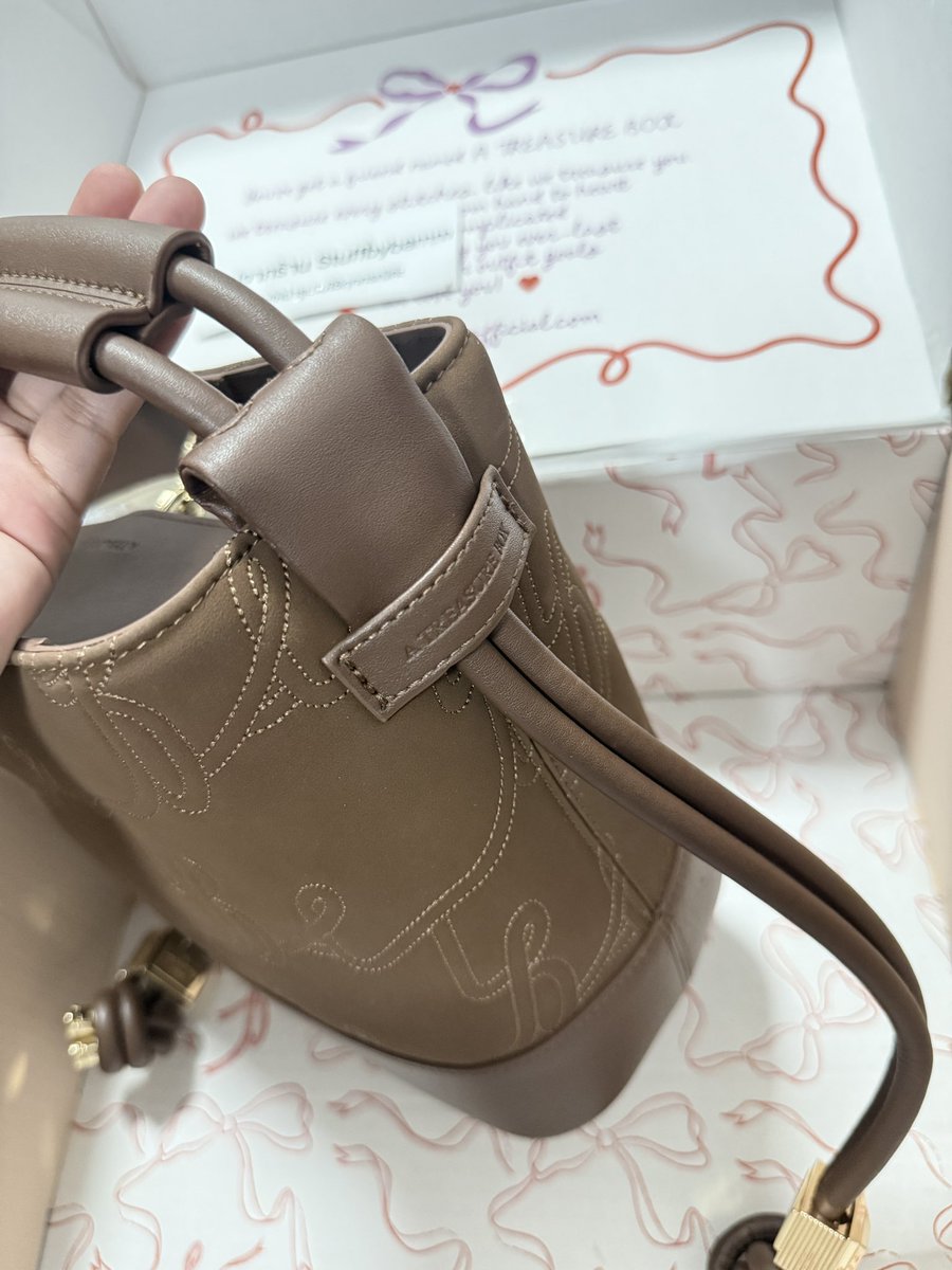 stuffbybamm's tweet photo. 🌺atb mocha mousse all day (RG) used like new ใบนี้หนังสวยทั้งใบ ขอบมุมดี อะไหล่มีขนแมวนิดหน่อยค่ะ
อปก. ครบ กล่อง การ์ด ถุงผ้า

Price : 2190฿

สนใจ add line >> https://t.co/VAmMDDy8tf

#ส่งต่อatreasurebox #atreasurebox #atreasureboxส่งต่อ #ส่งต่อatb #ตามหาatreasurebox https://t.co/lTmanVfR2Y