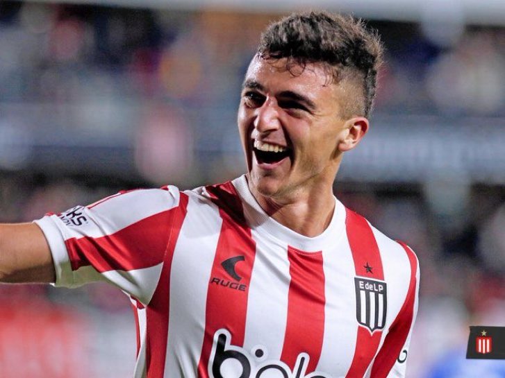 danabreus's tweet photo. 🚨: Apesar de manter negociações por Gabriel Rojas, do Racing, o nome de Gaston Benedetti, do Estudiantes, também entrou na pauta da Raposa. 

Não há proposta e tampouco negociação em andamento, mas é um nome que agrada a diretoria celeste. 

Jogador tem contrato até 2027, por isso, seria necessário comprar o atleta (ou empréstimo). 

Primeiro @marcosvsbotelho 

🦊👀

📸: Reprodução/Redes Sociais