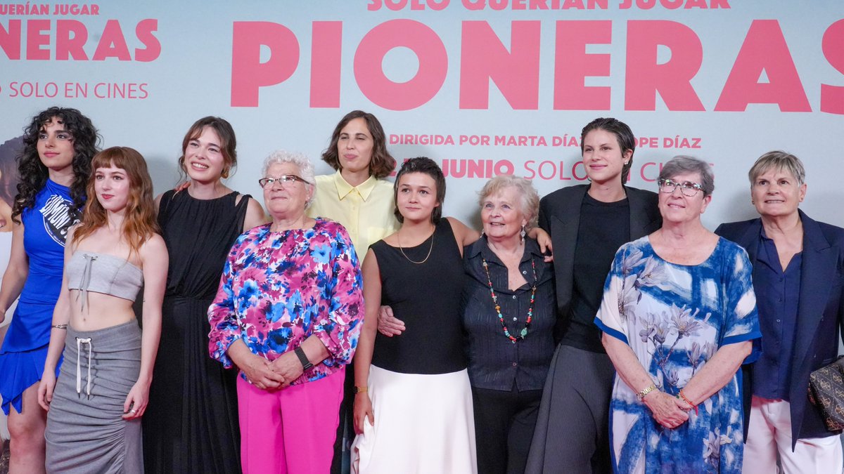 filmax's tweet photo. Así ha sido la premiere de PIONERAS en Madrid. 📸
Una noche llena de risas, sororidad y mucha emoción. ⚽✨ https://t.co/S76IZYrvCO