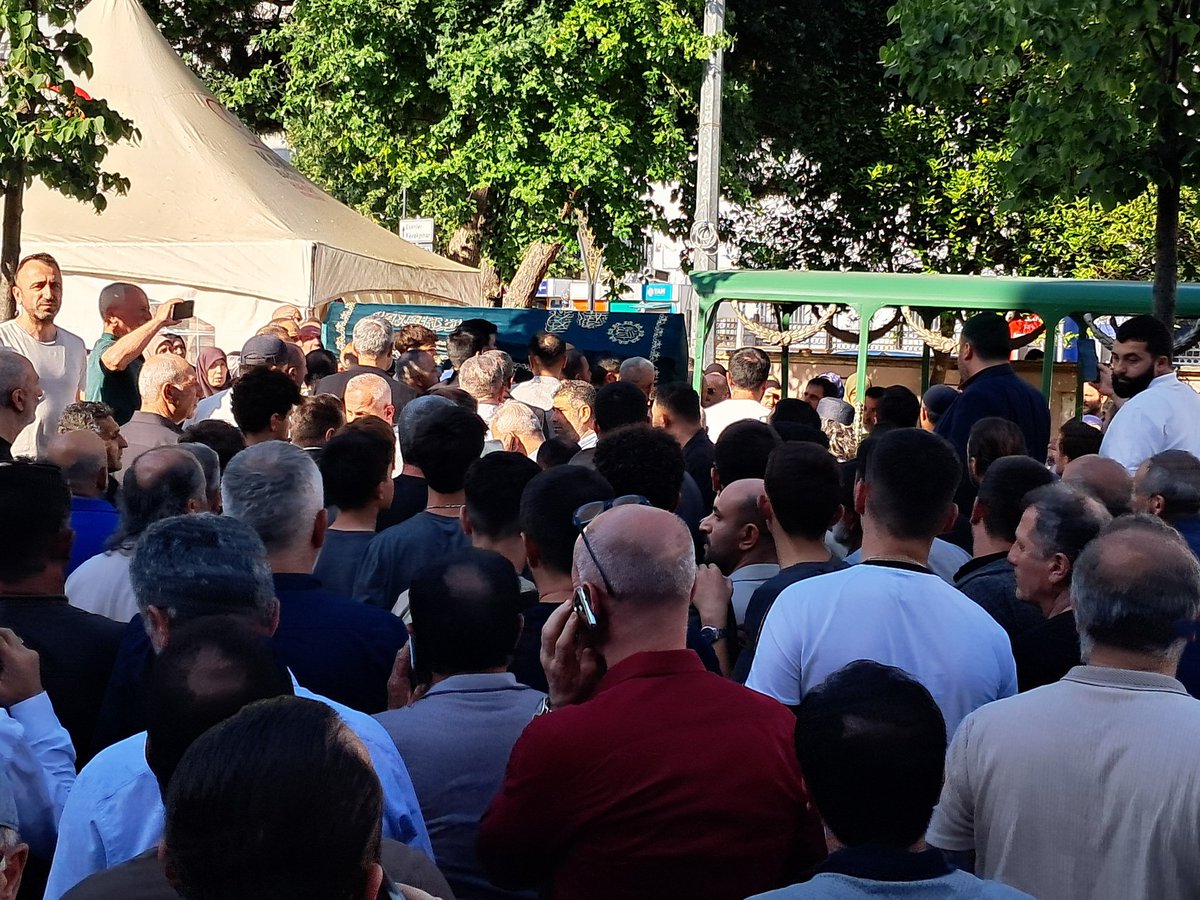 refahpendik's tweet photo. Önceki dönem İstanbul İl Başkan Yardımcımız merhum Murat Karaca’nın cenaze namazına,İlçe Protokolü,Başkanımız Yunus Emre Taşcı, Genel Başkan Yardımcımız Naim Öztürk, MKYK üyelerimiz, il ve ilçe teşkilat mensuplarımız ve mahalle sakinleri katılım sağladı.
Allah’tan rahmet dileriz. https://t.co/B4qJZotXjt