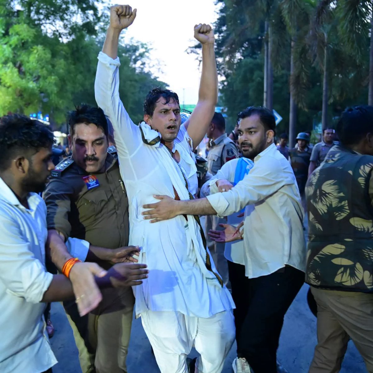 HarshBhattIYC's tweet photo. न डरेंगे न झुकेंगे..
छात्रों को न्याय देना होगा !!
@Devendra_1925 bhaiya jindabad 🔥💪🏻✌🏻 https://t.co/AZZHliP00l