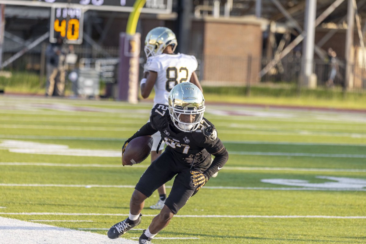 Malvin5Davis's tweet photo. 3 months in Due Time. Consistency.
@SOCGoldenBearFB @dansby_deondre @coach_traylor @Coach_Wheatfall https://t.co/XmpktpisLA