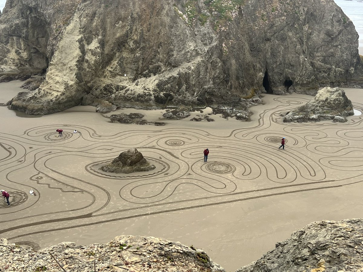 mcsuggafree's tweet photo. Kids out playing in the sand. https://t.co/Da3bNX7WZQ