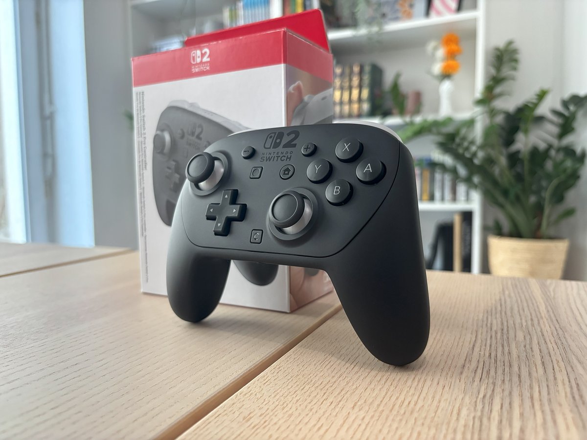 SwitchActu's tweet photo. Wow… déjà 😳

La Nintendo Switch 2, sortie le 5 juin 2025, fête aujourd'hui son tout premier anniversaire (aux côtés de Mario Kart World, évidemment) !

Près de 20 millions d'exemplaires écoulés (au 31 mars 2026), un catalogue qui s'étoffe et de belles exclus : en un an seulement, la console a clairement trouvé sa place et prouvé qu'elle avait du répondant.

L'occasion parfaite de vous demander : selon vous, quel est LE meilleur jeu sorti sur la machine durant cette première année ? 👇